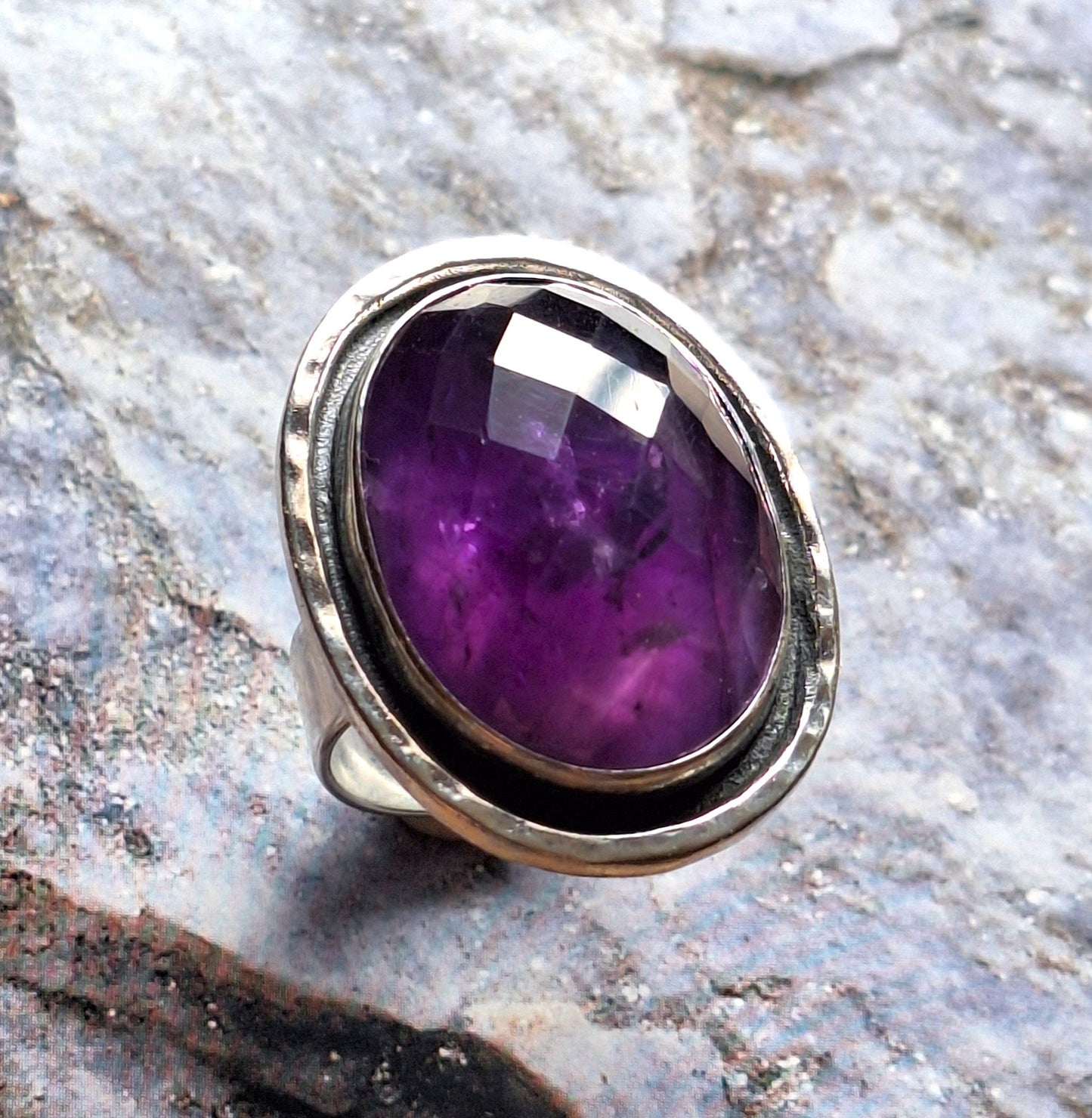 Anillo Amatista facetada borde martillado