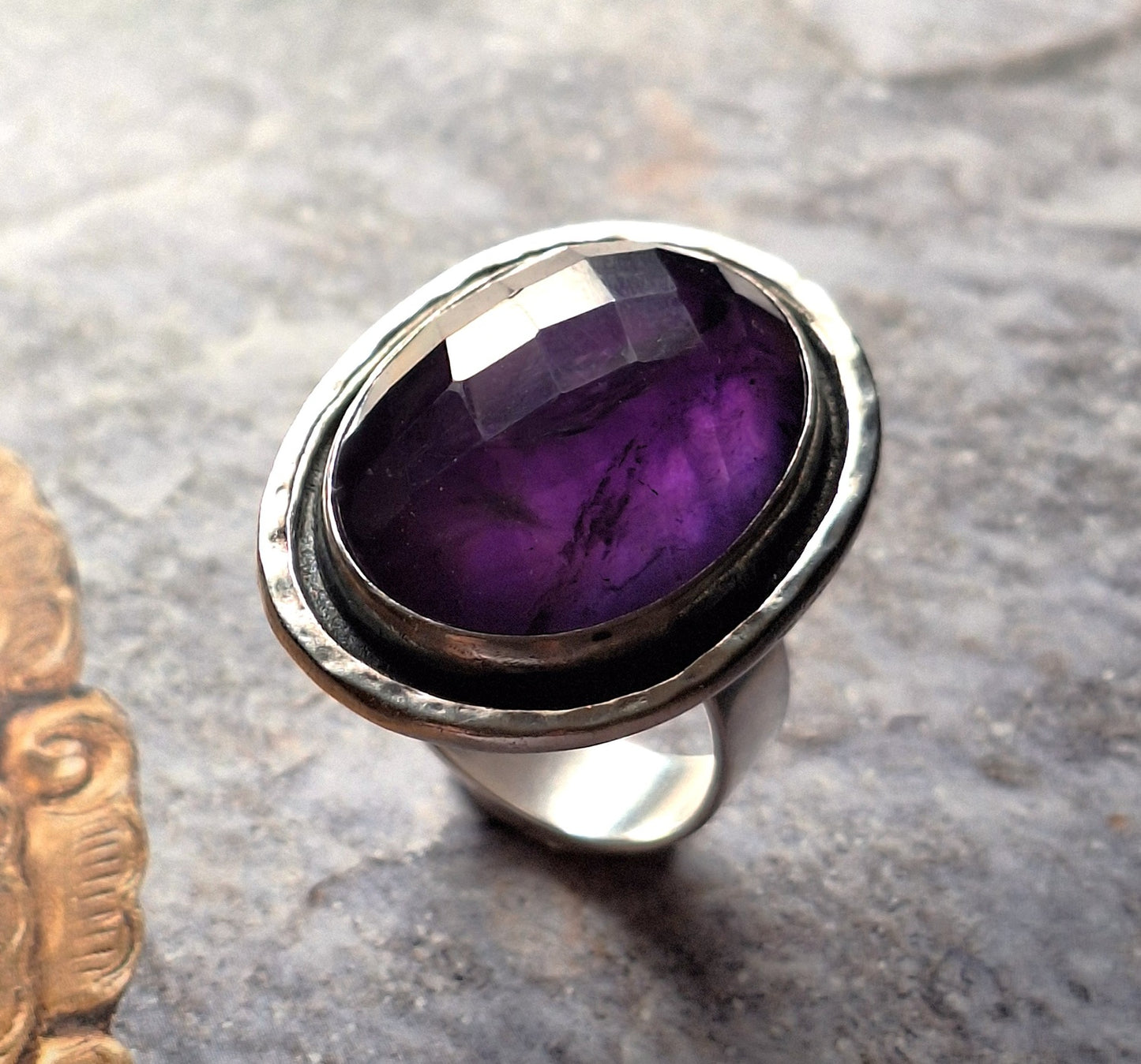 Anillo Amatista facetada borde martillado