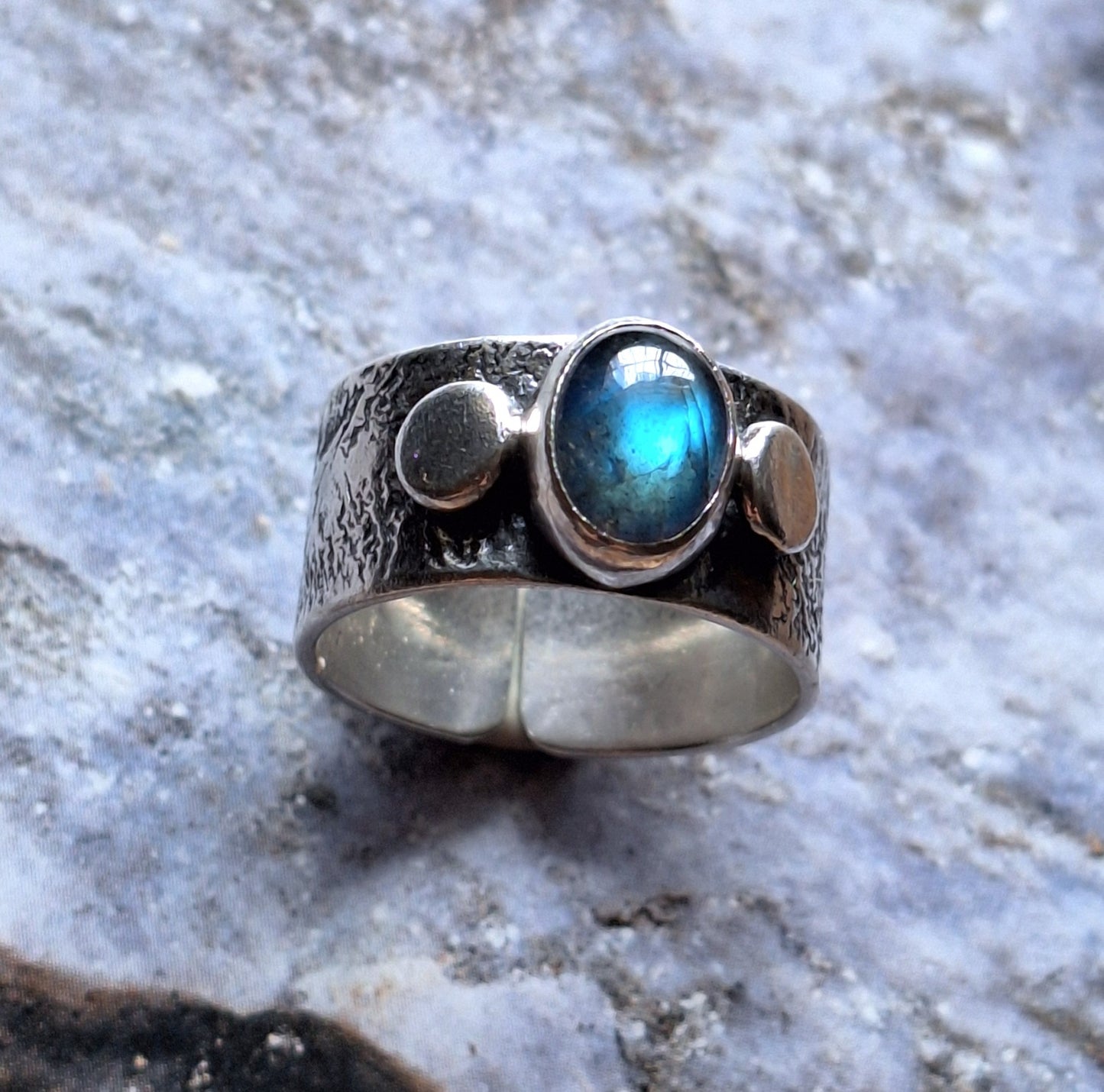 Anillo labradorita argolla gruesa reticulada