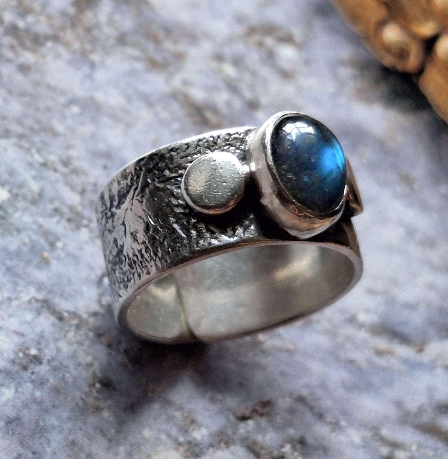 Anillo labradorita argolla gruesa reticulada