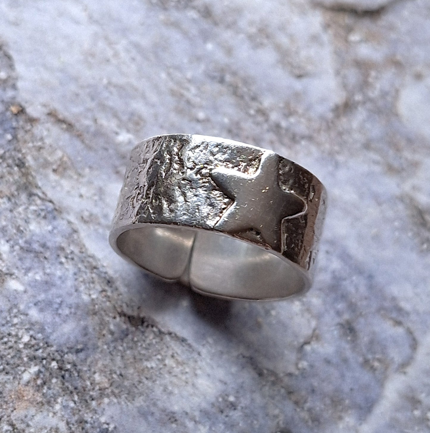 Anillo argolla ancha reticulada con estrella