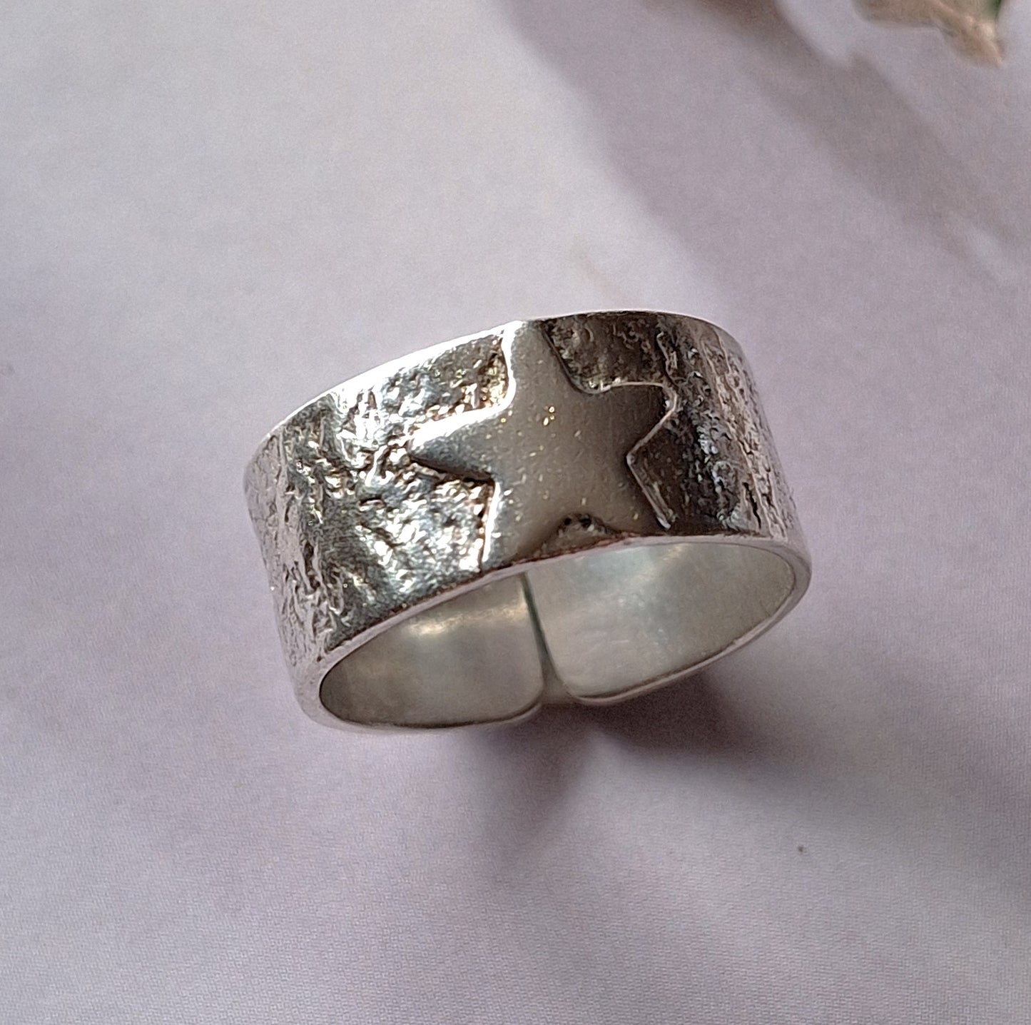 Anillo argolla ancha reticulada con estrella