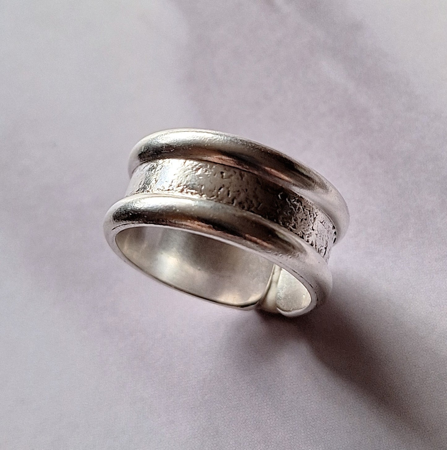 Anillo argolla reticulada con borde