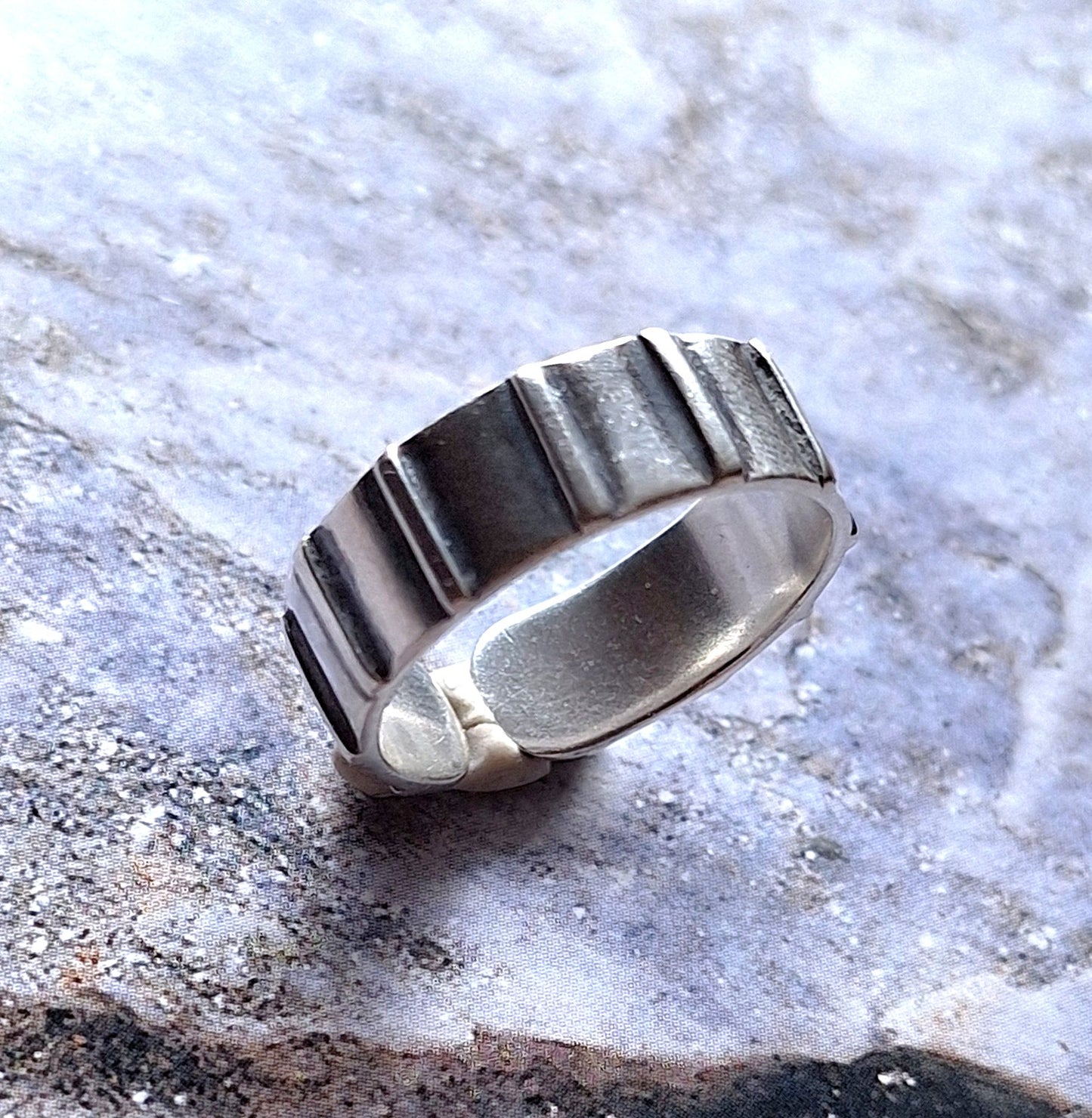 Anillo argolla líneas verticales