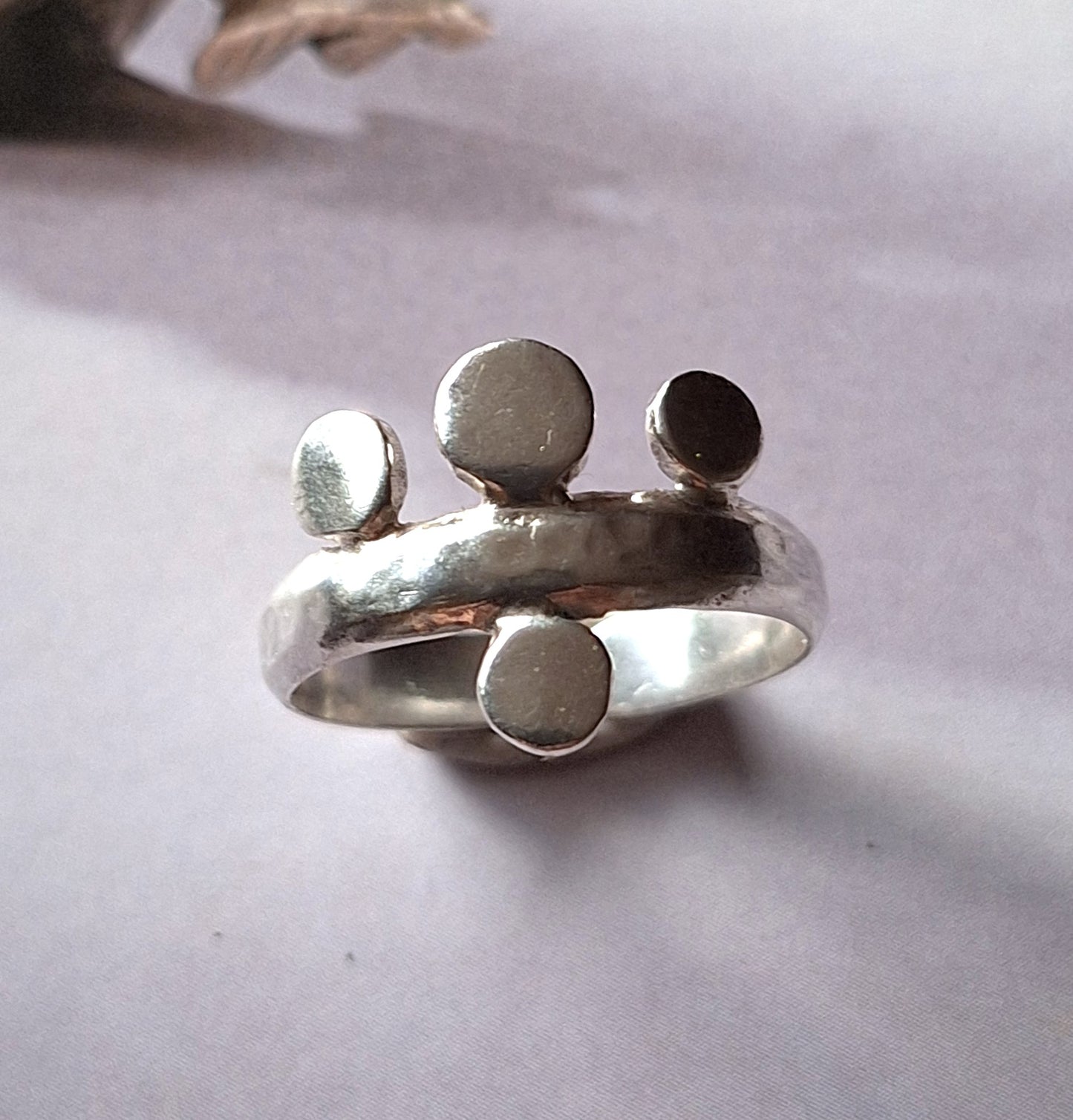 Anillo argolla étnica tres círculos y uno