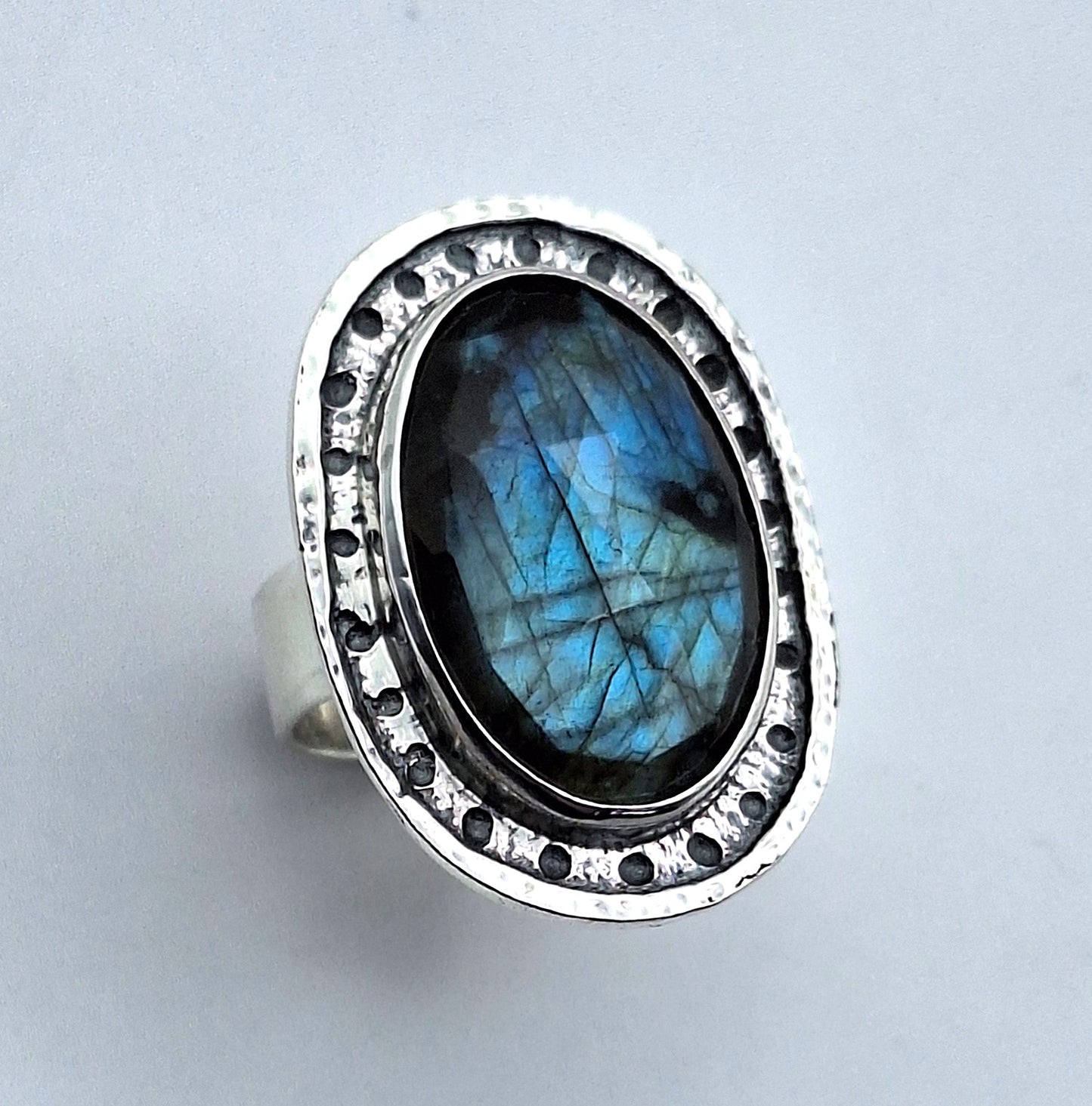 Anillo Labradorita oval borde martillado