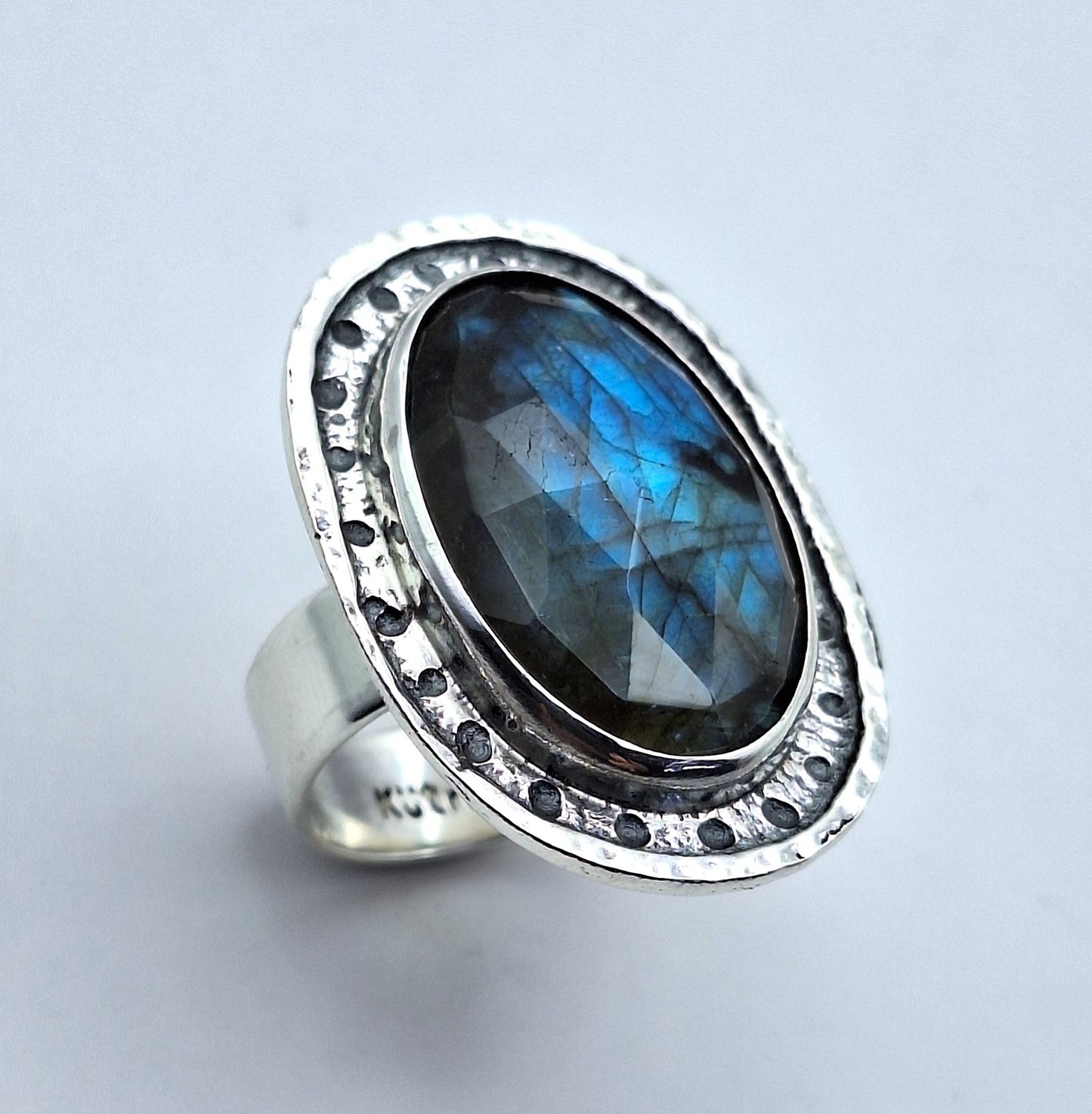 Anillo Labradorita oval borde martillado