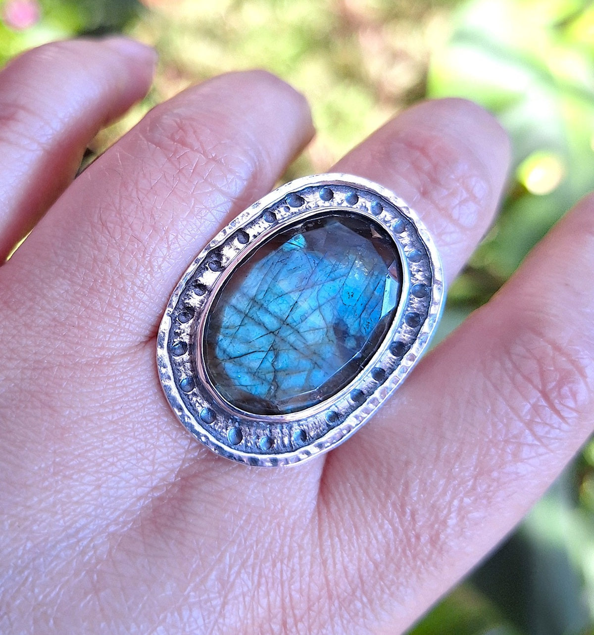 Anillo Labradorita oval borde martillado