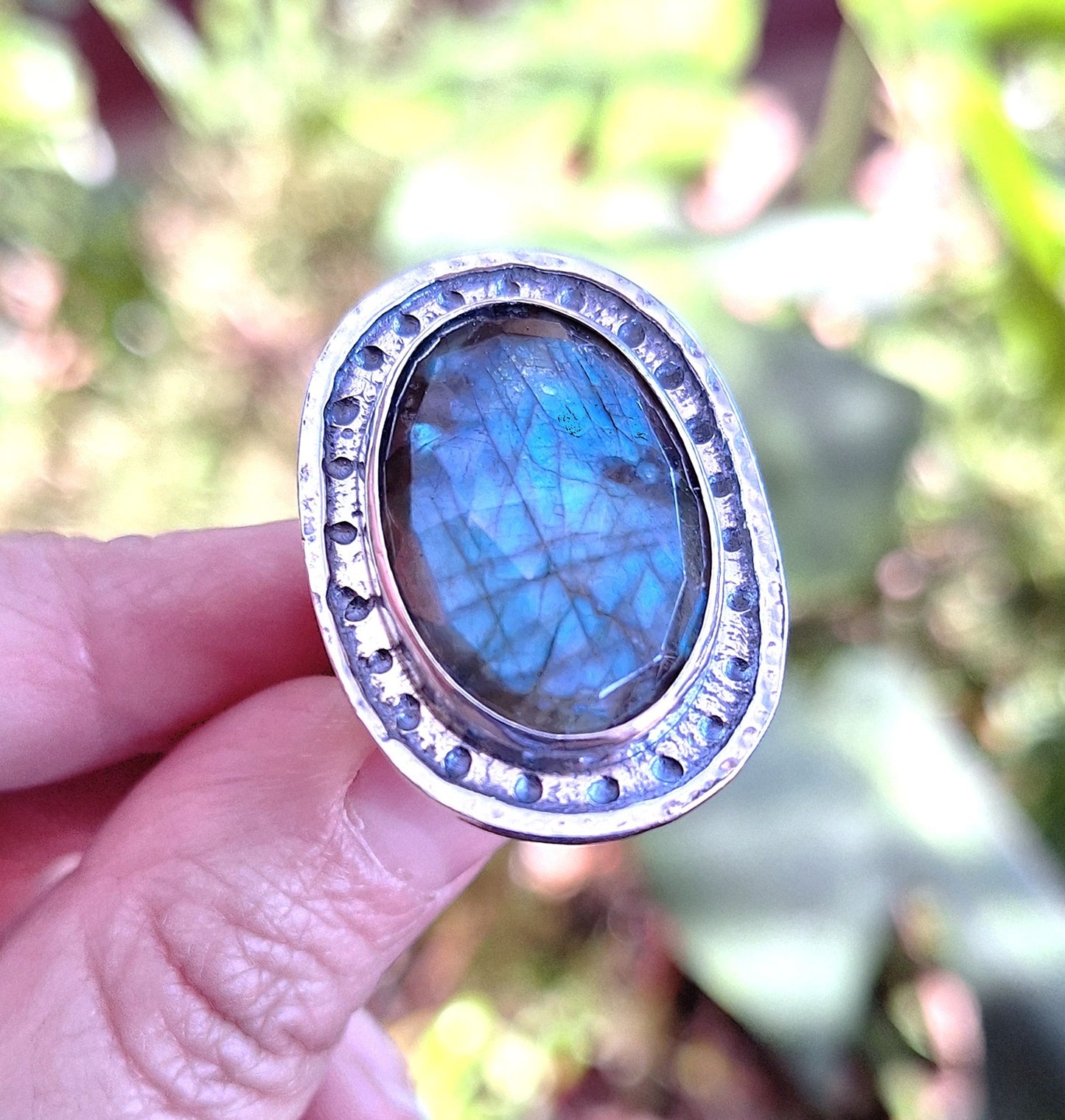 Anillo Labradorita oval borde martillado