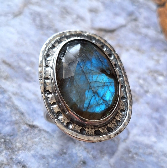 Anillo Labradorita oval borde martillado