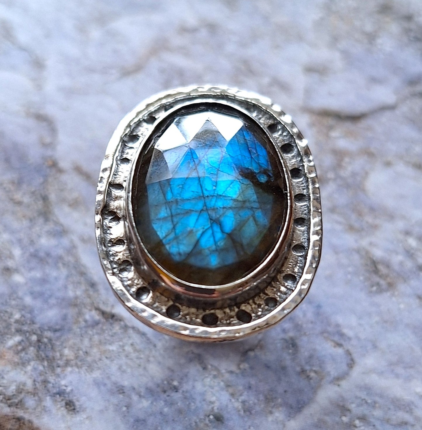 Anillo Labradorita oval borde martillado