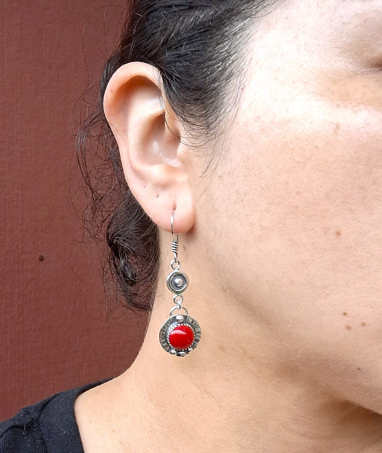 Aros Coral rojo colgantes martillados