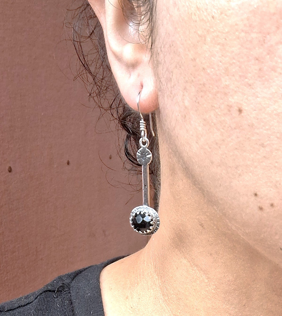 Aros Ónix negro palitos martillados