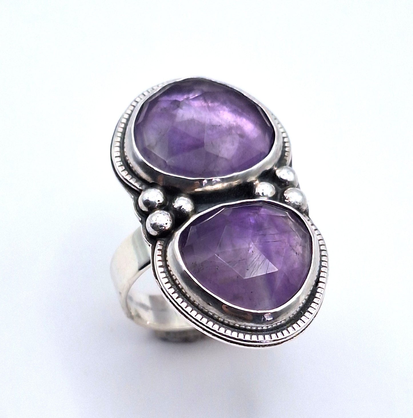 Anillo Amatista doble pelotitas