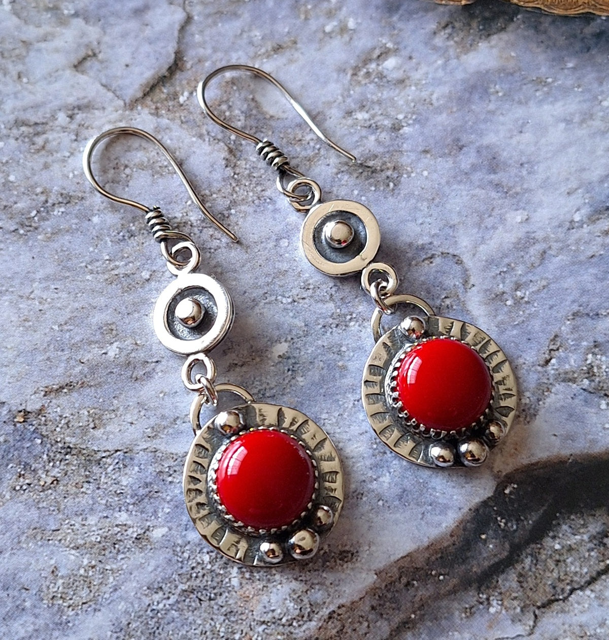 Aros Coral rojo colgantes martillados