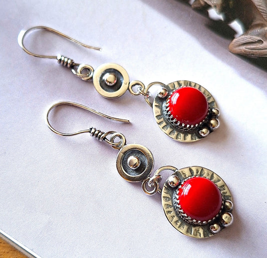 Aros Coral rojo colgantes martillados