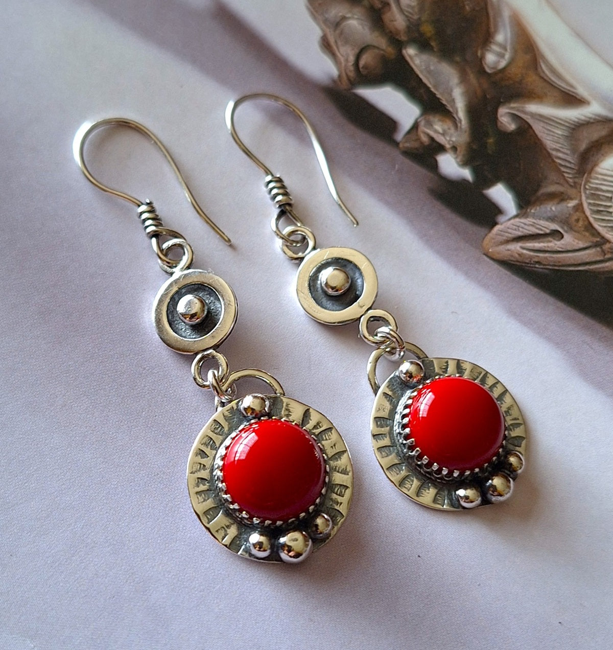 Aros Coral rojo colgantes martillados