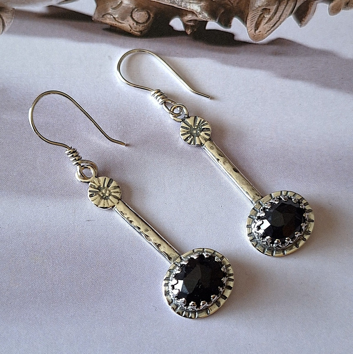 Aros Ónix negro palitos martillados