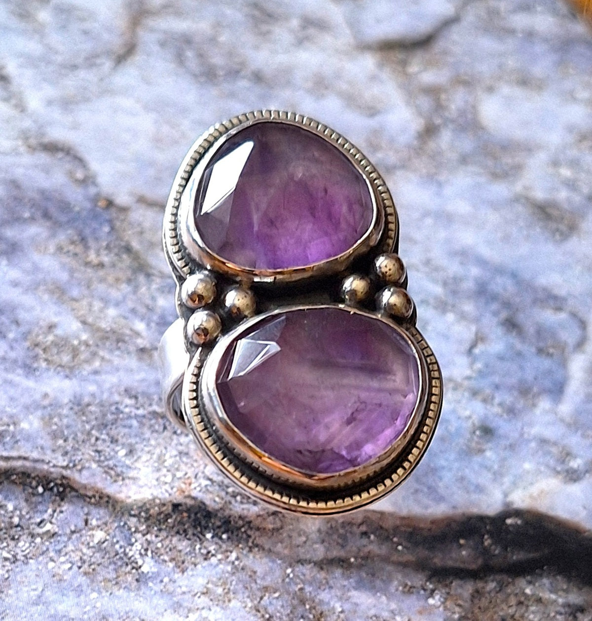 Anillo Amatista doble pelotitas