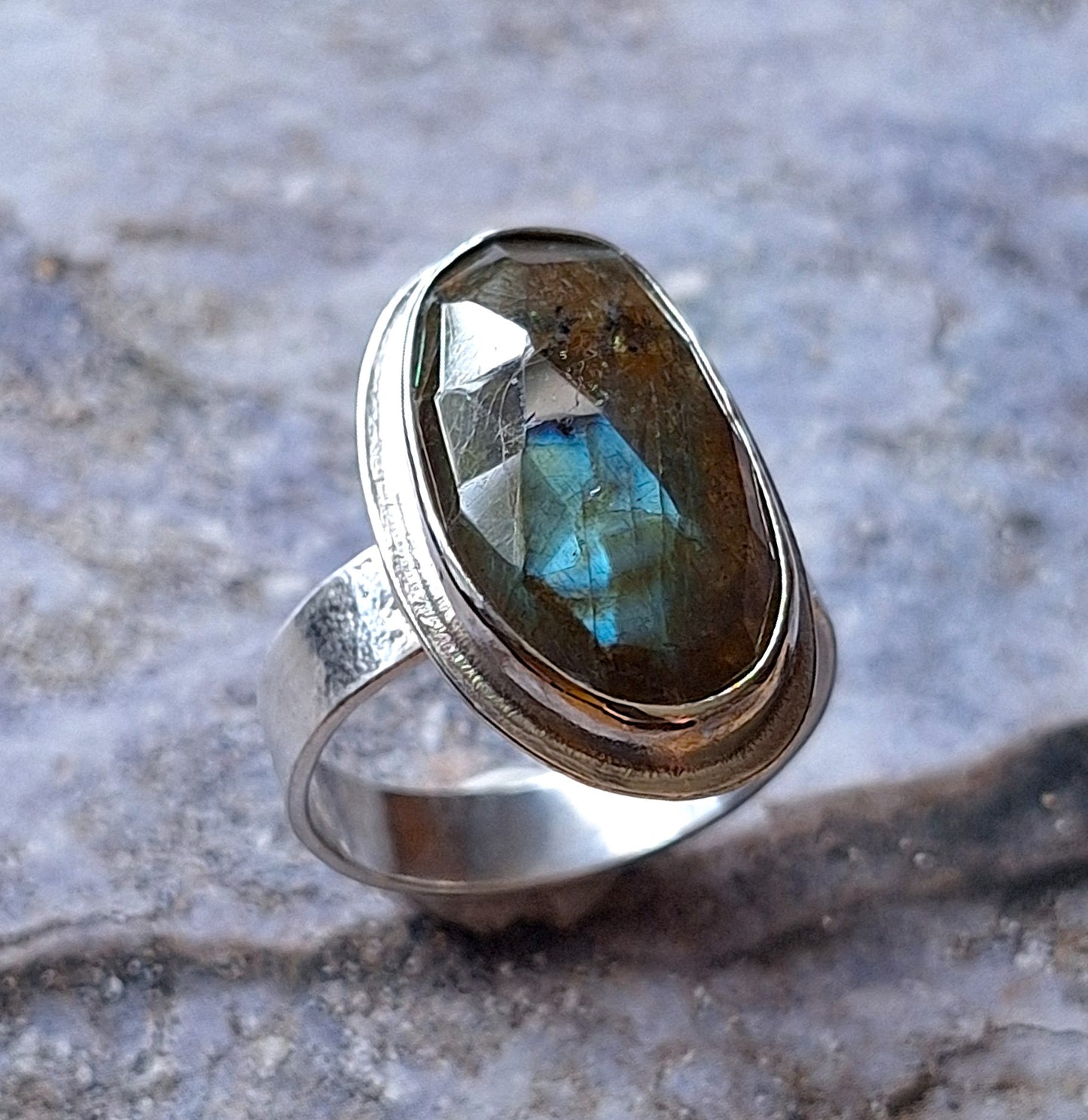 Anillo Labradorita borde pequeño