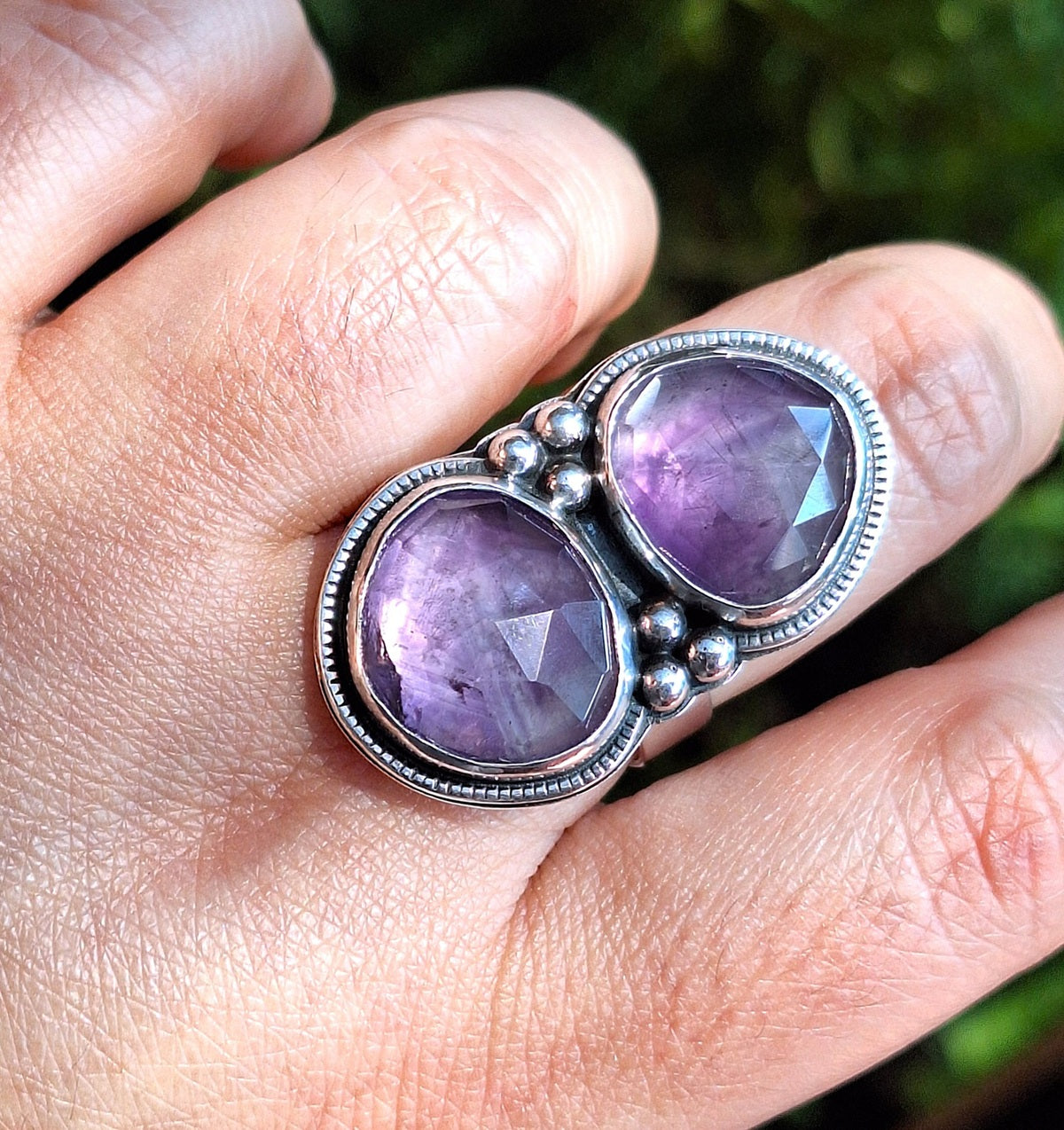 Anillo Amatista doble pelotitas