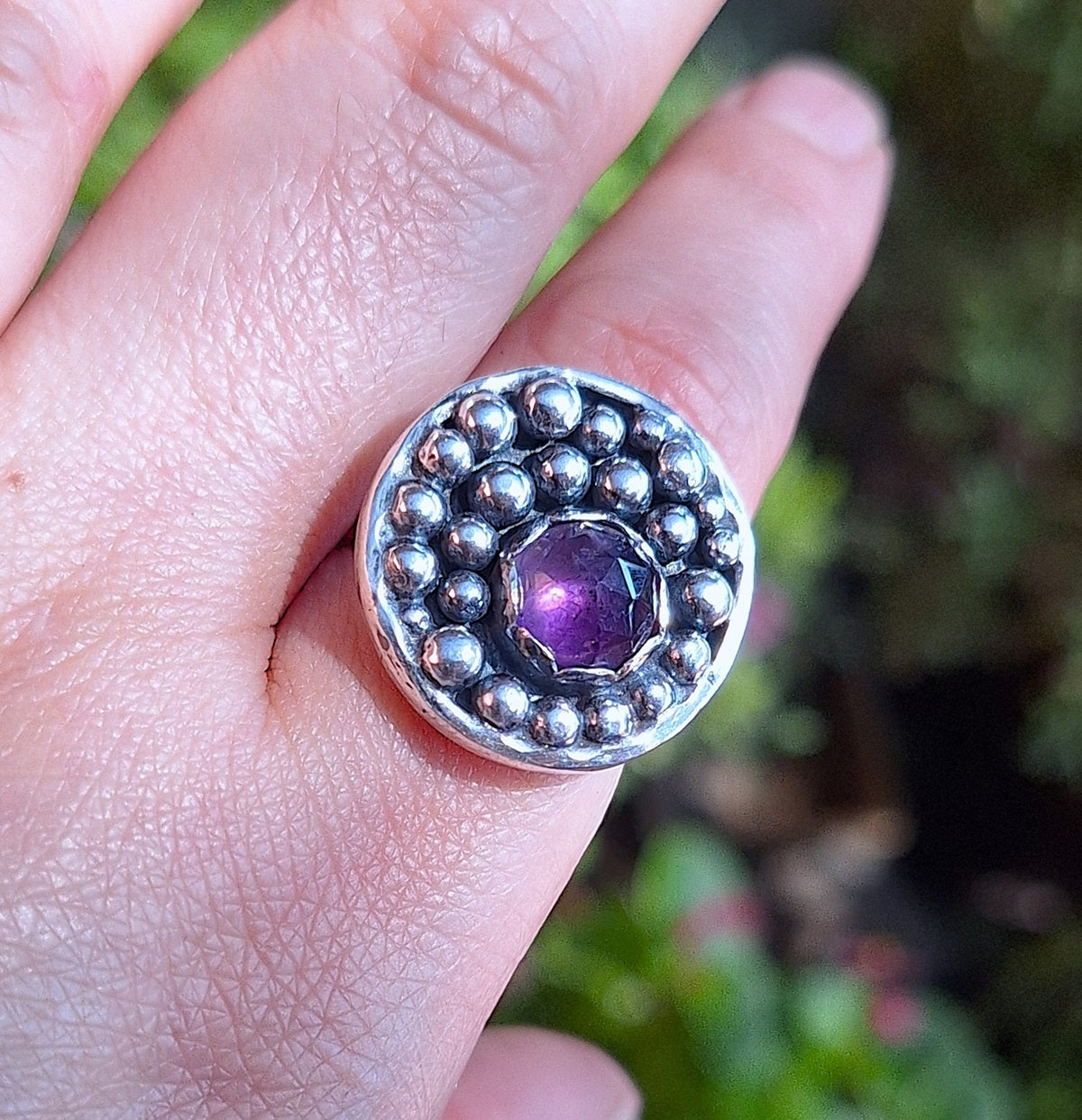 Anillo Amatista redondo empelotado