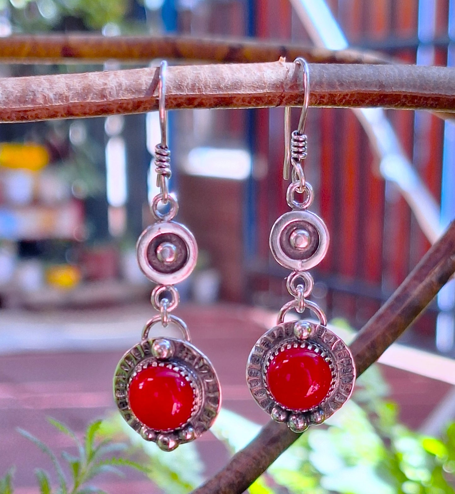 Aros Coral rojo colgantes martillados