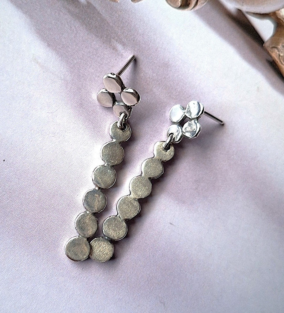 Aros flor tachas largos