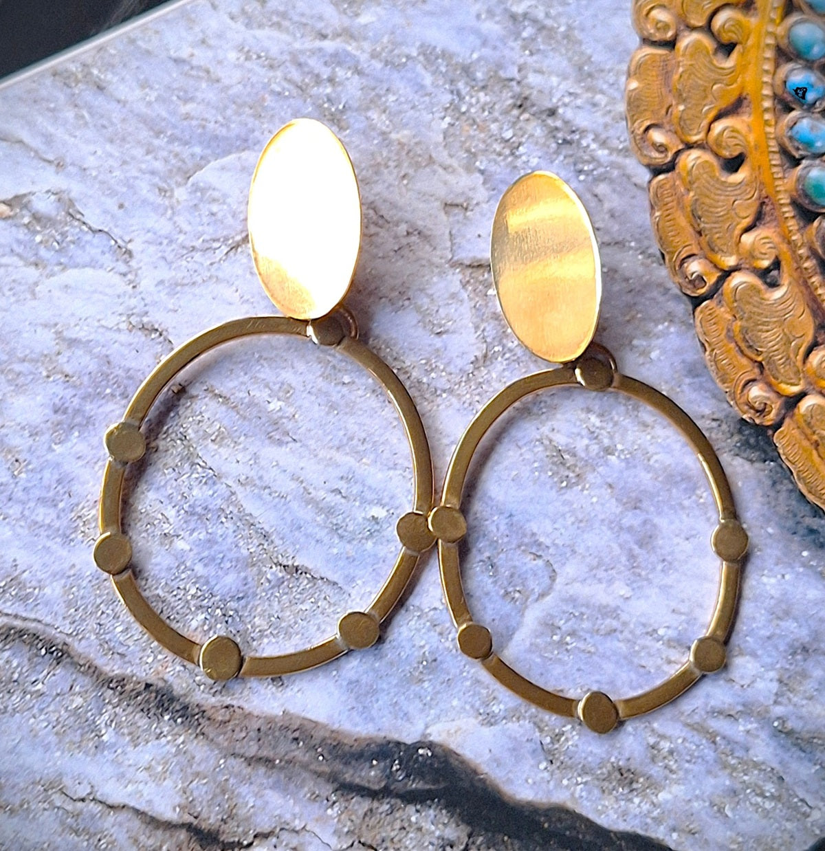 Aros étnicos círculos con tachas Bronce