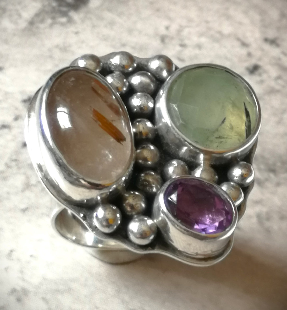 Anillo triple Amatista, Cuarzo Rutilo dorado y Prehnita L